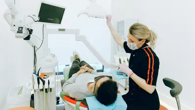 пациент в кабинете у стоматолога