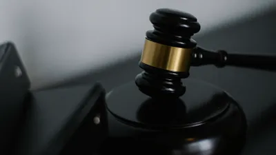 Зал суда, суд, молоток судьи, судья, приговор, решение суда, судебный процесс, зачитывание приговора, правосудие, закон, законы, судебная система 