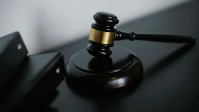 Зал суда, суд, молоток судьи, судья, приговор, решение суда, судебный процесс, зачитывание приговора, правосудие, закон, законы, судебная система 