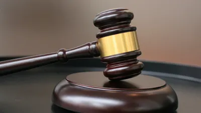 Зал суда, суд, молоток судьи, судья, приговор, решение суда, судебный процесс, зачитывание приговора, правосудие, закон, законы, судебная система 