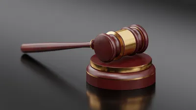 Зал суда, суд, молоток судьи, судья, приговор, решение суда, судебный процесс, зачитывание приговора, правосудие, закон, законы, судебная система 