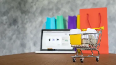 Ноутбук, корзина для продуктов, покупки