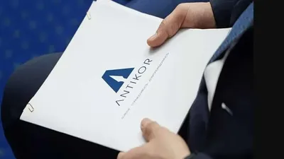 Сотрудник Антикора с документами