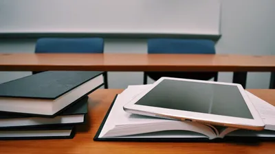 Школьный класс, книги, планшет