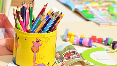 Цветные карандаши, детские книжки, игрушки