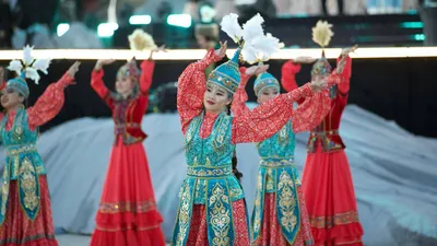 Девушки в казахских национальных костюмах
