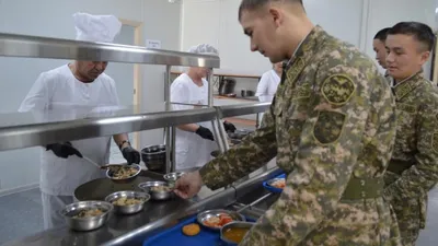 Армейская столовая, военнослужащий с подносом и едой