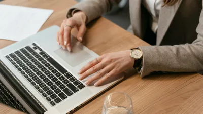 Ноутбук, работа за ноутбуком, дистанционная работа, работа на ноутбуке, удаленная работа, фриланс