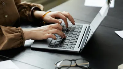 Ноутбук, работа за ноутбуком, дистанционная работа, работа на ноутбуке, удаленная работа, фриланс