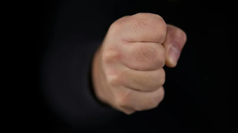 Кулаки, драка, насилие, нападение, потасовка, избиение, перепалка, схватка, разборка, разборки, рукоприкладство, побои, конфликт, бой, борьба