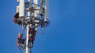 Сотовая вышка, антенна, телекоммуникационное оборудование