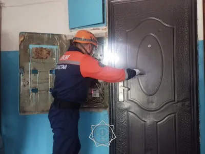 Спасатели, МЧС, Уральск, спасатели вскрыли дверь