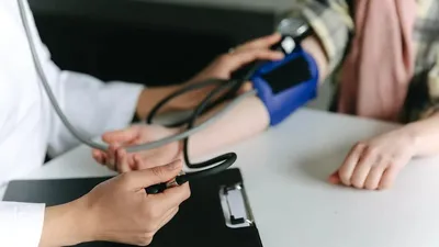 Врач и пациент, измерение артериального давления