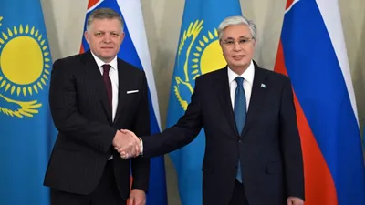президент Казахстана Касым-Жомарт Токаев и премьер-министр Словакии Роберт Фицо