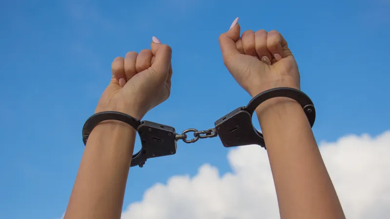 Задержание, арест, наручники, задержанная, арестованная, преступница, мошенница