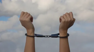 Задержание, арест, наручники, задержанная, арестованная, преступница, мошенница