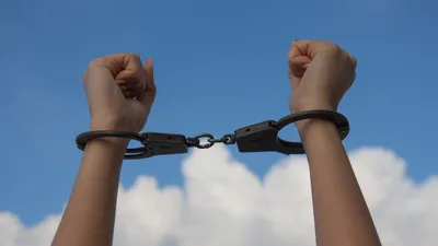 Задержание, арест, наручники, задержанная, арестованная, преступница, мошенница
