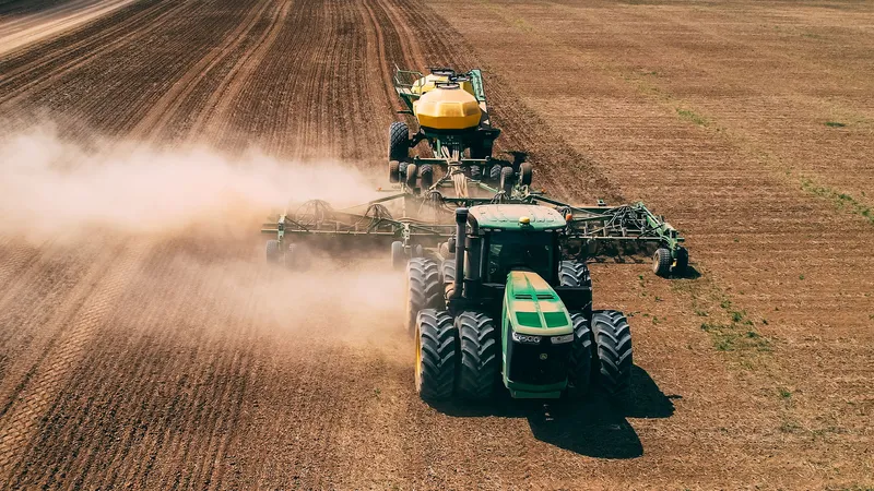 Посев, полевые работы, поле, поля, сельское хозяйство, сельхозтехника, сельскохозяйственная техника, трактор, тракторы