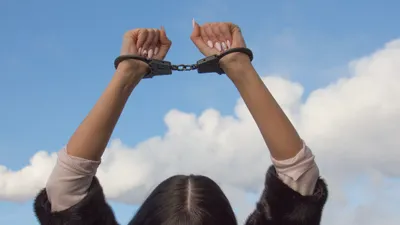 Задержание, арест, наручники, задержанная, арестованная, преступница, мошенница