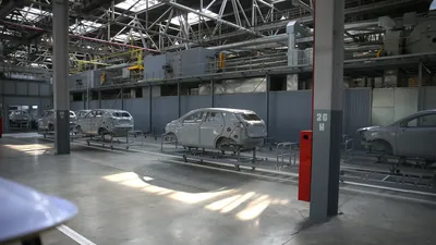 Автомобилестроение, машиностроение, машиностроительная отрасль, люди на производстве 