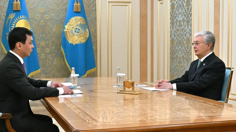 президент Казахстана Касым-Жомарт Токаев, бывший председатель Антикора Асхат Жумагали
