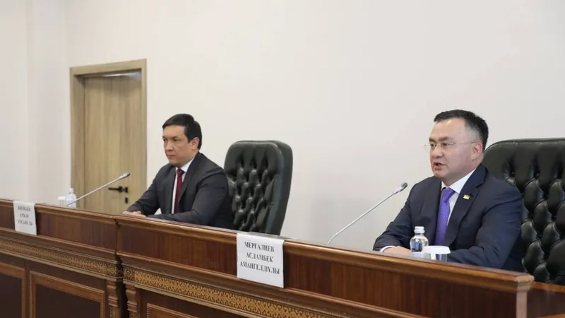 председатель Верховного суда Асламбек Мергалиев, помощник президента РК по правовым вопросам Ержан Жиенбаев