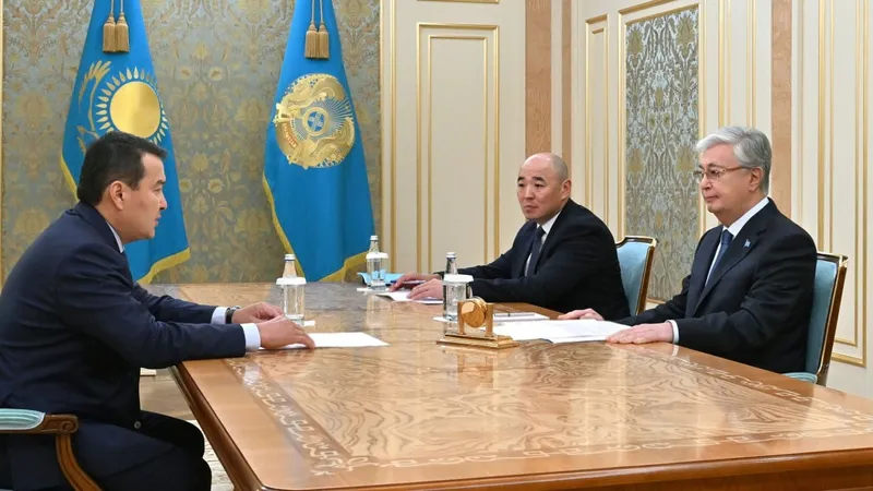 президент Казахстана Касым-Жомарт Токаев, глава Высшей аудиторской палаты Алихан Смаилов