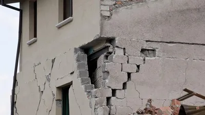 Землетрясение, разрушенный дом