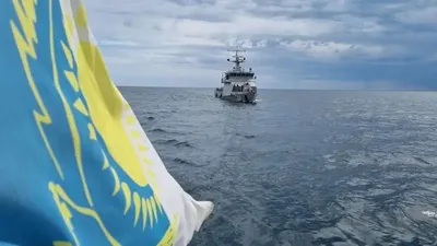 Флаг Казахстана и корабль в море