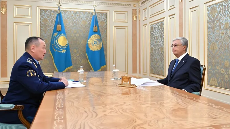 президент Казахстана Касым-Жомарт Токаев и министр обороны Даурен Косанов