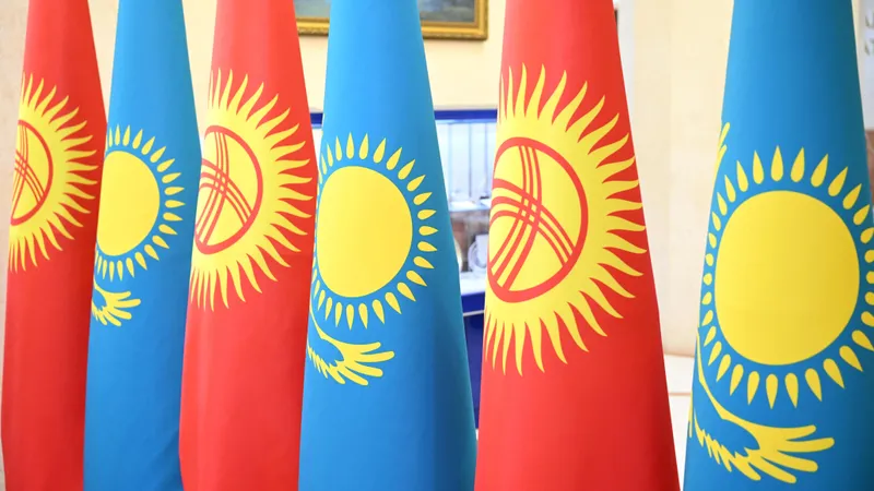 Флаги Казахстана и Кыргызстана