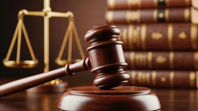 Зал суда, суд, молоток судьи, судья, приговор, решение суда, судебный процесс, зачитывание приговора, правосудие, закон, законы, судебная система 