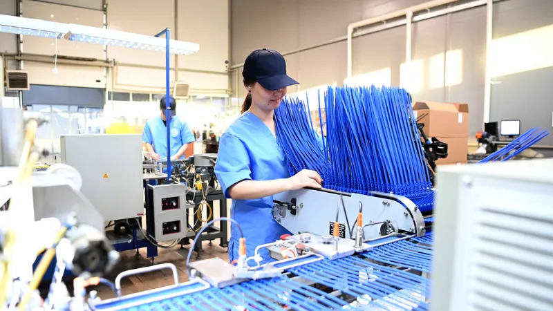 Завод, производство, люди на производстве, рабочий, рабочие, цех, работник, работники