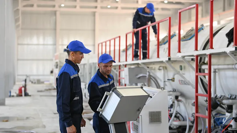 Завод, производство, люди на производстве, рабочий, рабочие, цех, работник, работники