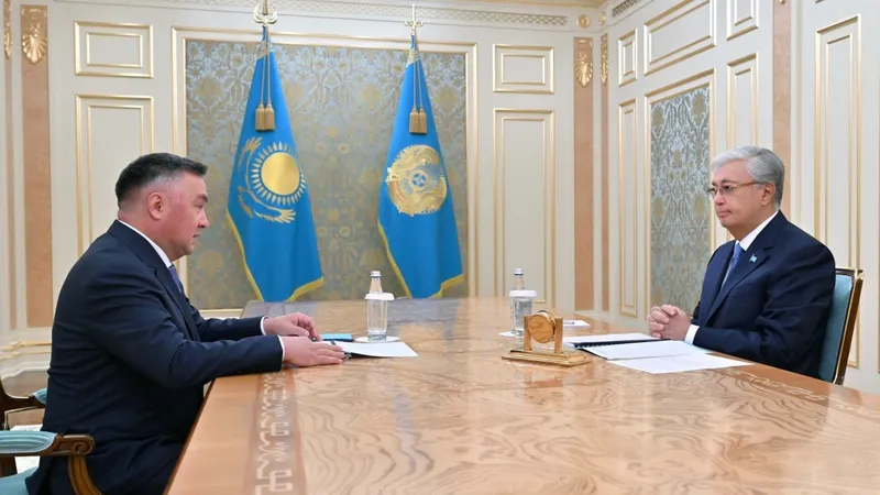 председатель Верховного суда Асламбек Мергалиев, президент Казахстана Касым-Жомарт Токаев