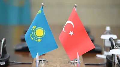 Флаги Казахстана и Турции