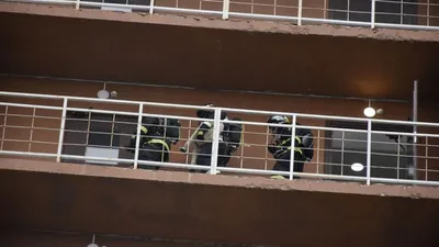 Пожарные в здании