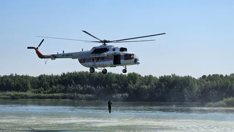 Вертолет МЧС над водоемом