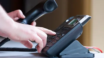 Коллектор, коллекторское агентство, человек с телефоном