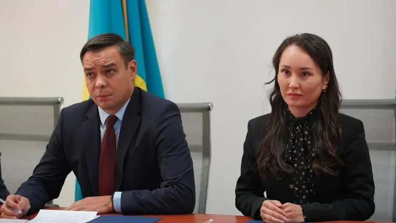Уполномоченный по правам человека Артур Ластаев, руководитель национального центра по правам человека Динара Таженова
