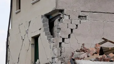 Дом, пострадавший от землетрясения