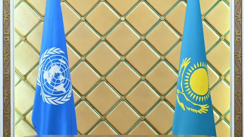 Флаги ООН и Казахстана