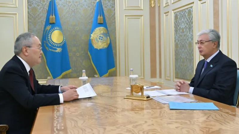 председатель АФМ Жанат Элиманов, президент Казахстана Касым-Жомарт Токаев