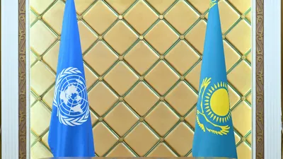 Флаги ООН и Казахстана, флаги ООН и РК, флаги Организации Объединенных Наций и Казахстана 