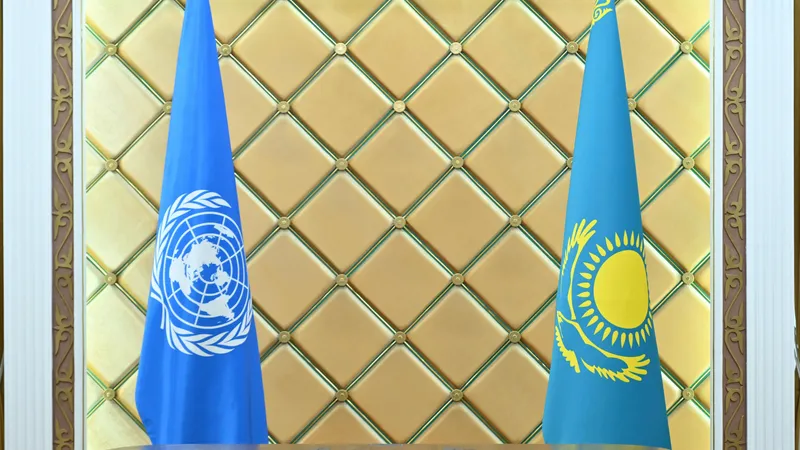 Флаги ООН и Казахстана, флаги ООН и РК, флаги Организации Объединенных Наций и Казахстана 