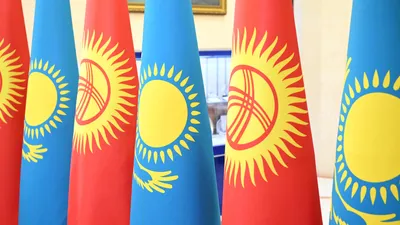 Флаги Кыргызстана и Казахстана, флаги Кыргызской Республики и Республики Казахстан, флаги КР и РК