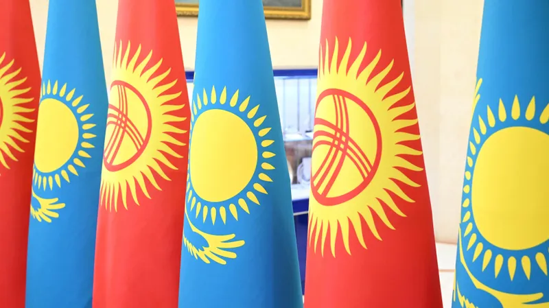 Флаги Кыргызстана и Казахстана, флаги Кыргызской Республики и Республики Казахстан, флаги КР и РК