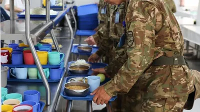 Питание в армии, военнослужащие в столовой