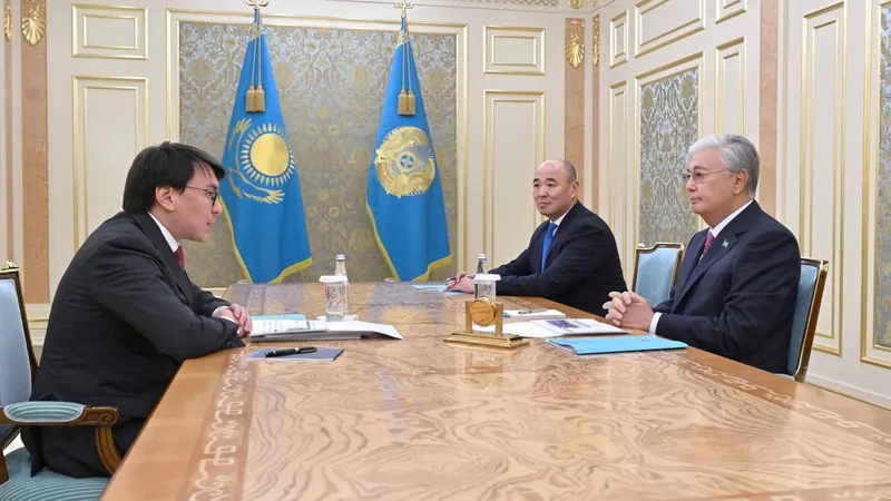 президент Казахстана Касым-Жомарт Токаев, глава АЗРК Марат Омаров