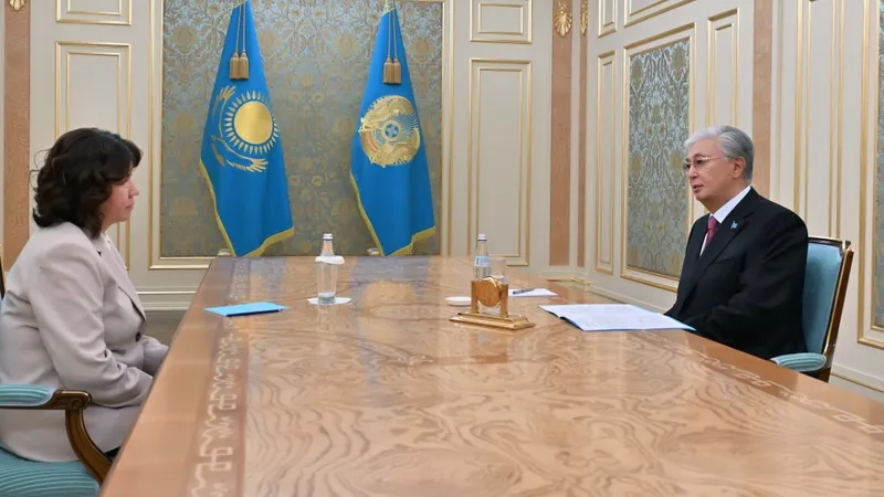 президент Казахстана Касым-Жомарт Токаев и министр просвещения Жулдыз Сулейменова
